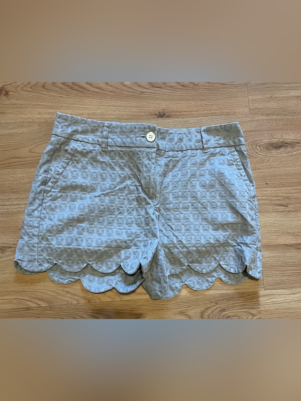 crown & ivy Light Gray Scallop-Hem Textured Shorts cottage